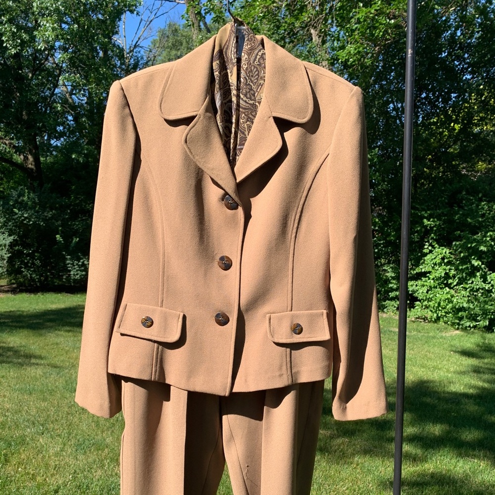 Women’s Pantsuit for the Perfect Professional